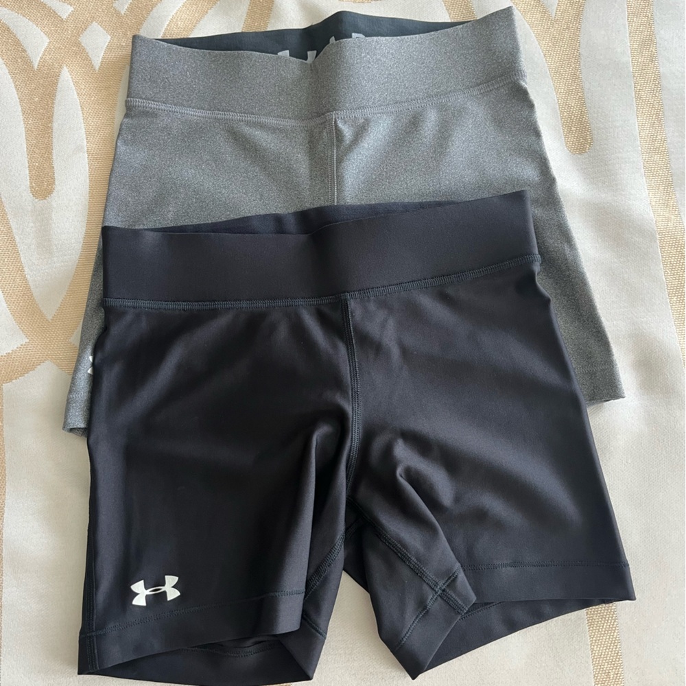 Under armor workout compression shorts
size medium
